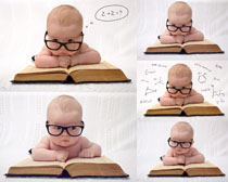 戴眼镜看书的baby摄影高清图片