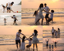 海邊快樂一家人拍攝高清圖片