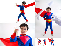 小小男孩扮超人拍摄高清图片