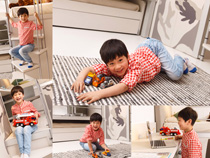 玩具工程车与小男孩摄影高清图片