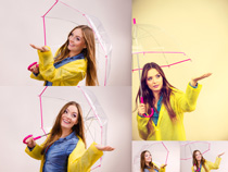 穿雨衣外套雨伞美女拍摄高清图片